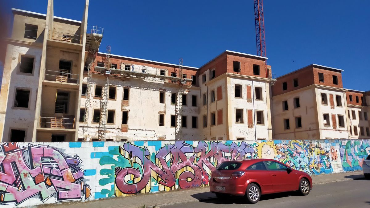 Obras en las traseras de la nueva residencia de Plasencia.