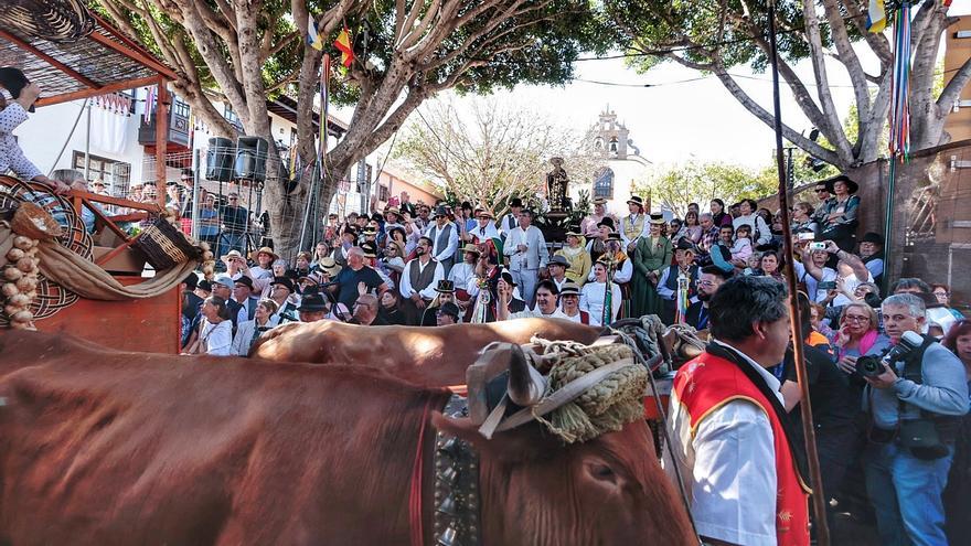 La carreta va detrás de los bueyes