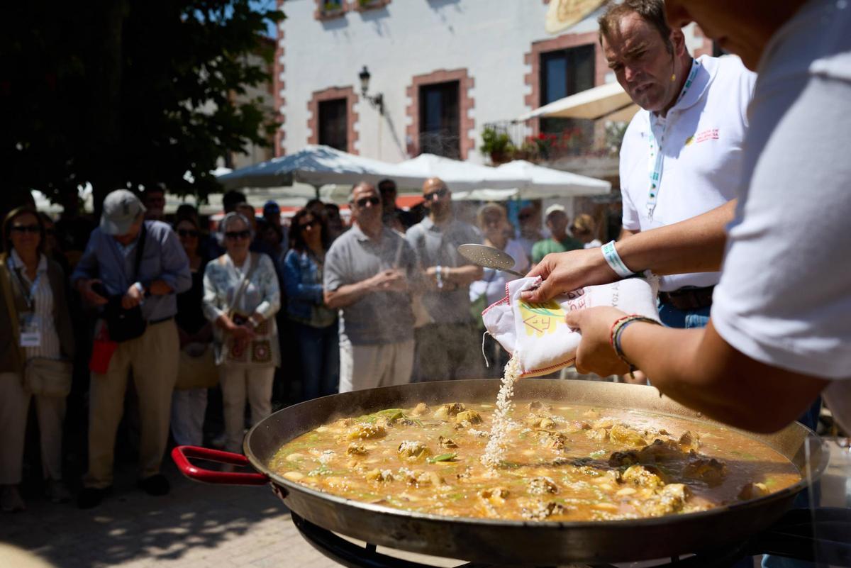 Durante el festival se cocinaron paellas para dar a conocer el plato valenciano.