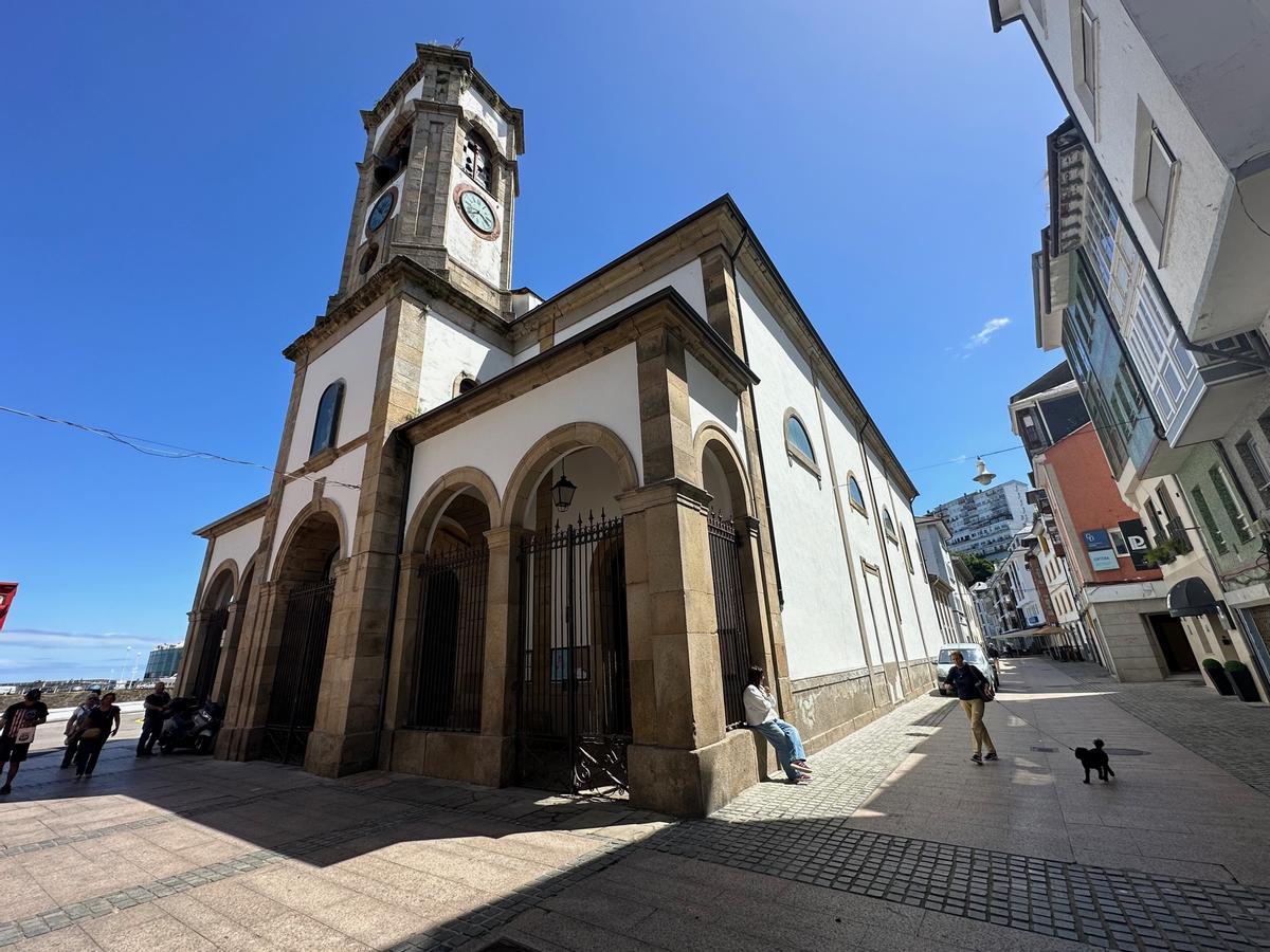 Estado actual de la fachada principal de la iglesia de Luarca.