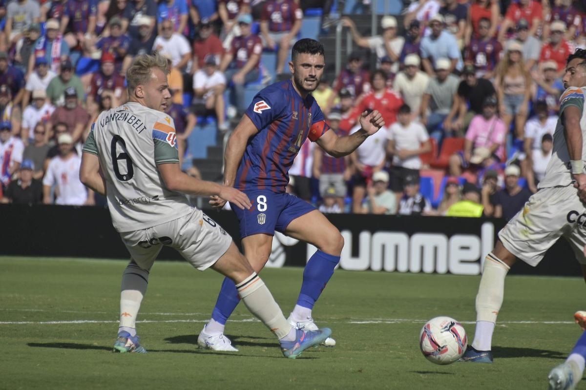 Eldense-Castellón: El Eldense sale malherido del vendaval (2-3)