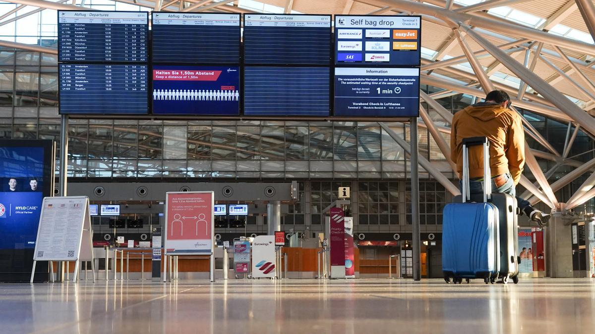 Ein Passagier am Flughafen Hamburg im April 2020.