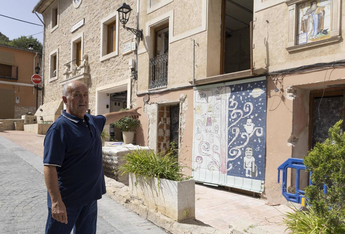 El alcalde de Carrícola, Pere Altabert, muestra el inmueble en el que se están habilitando cinco viviendas.