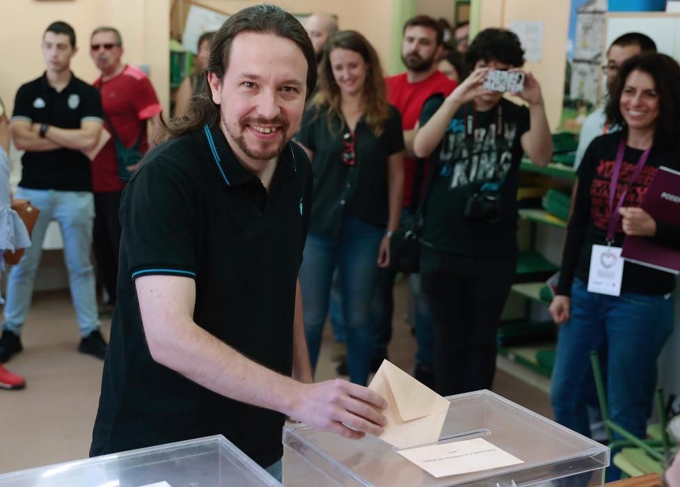 Pablo Iglesias vota durante el 26M.