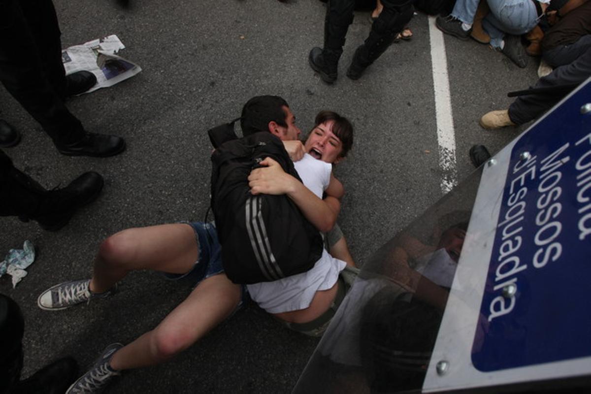 El desallotjament de la plaça de Catalunya, vist per Danny Caminal.