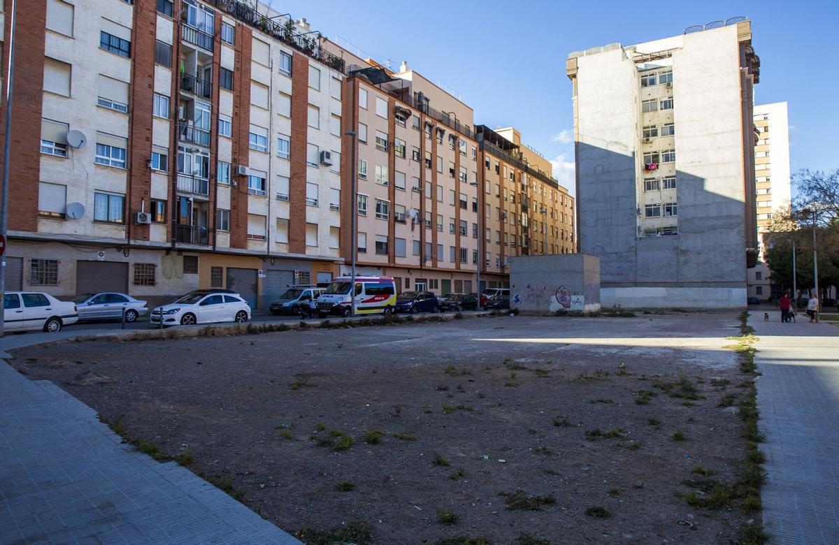 Barrio Tir de Colom de Castelló, en el distrito sur de la ciudad. Urbanismo. Vivienda. Plazas. Arbolado. Huertos urbanos. Suelo dotacional pendiente de edificar en Maestro Arrieta