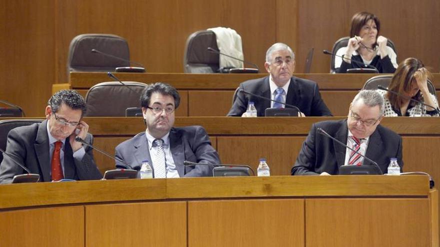 El PP se queda solo y el resto de grupos aprueba 1,5 millones para la universidad