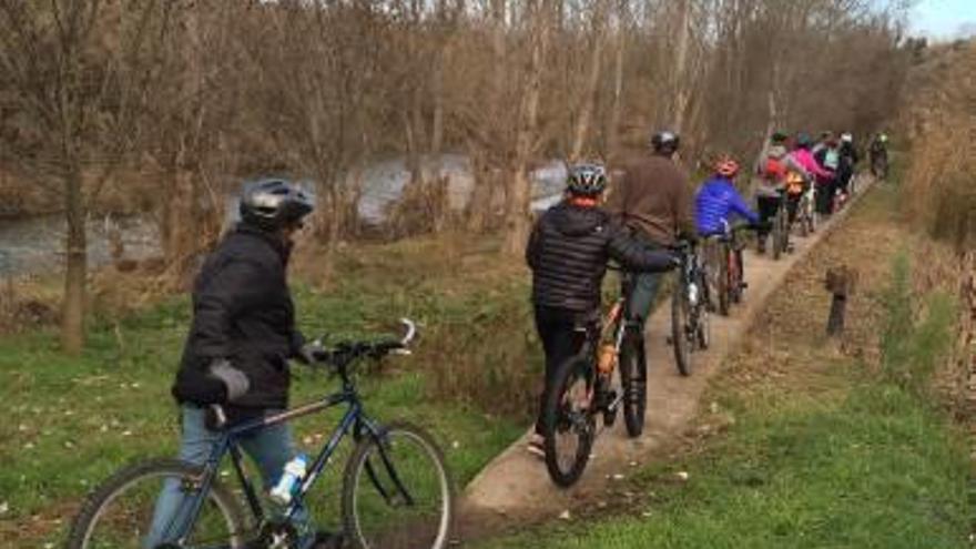 Excursió en bici pel parc fluvial del Cardener organitzada per Mbici