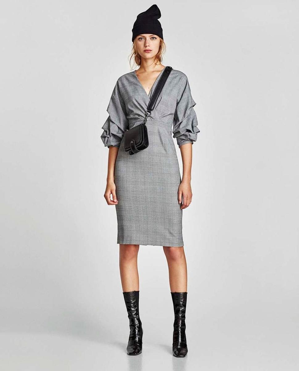 Vestido con estampado príncipe de Gales de Zara (precio: 39,95 euros)