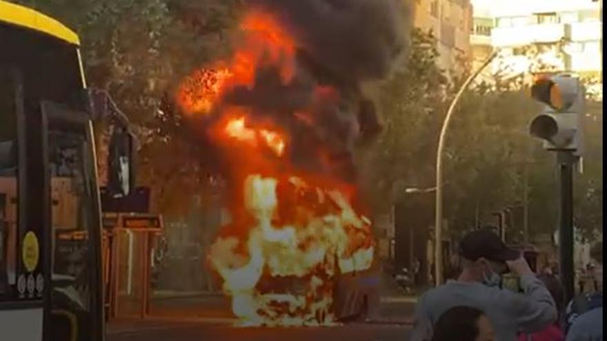 Arde un autobús en la Gran Vía de Murcia