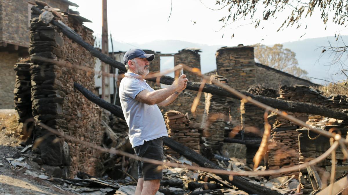 Una individuo fotografía los escombros de la Sierra de Caurel tras el incendio.