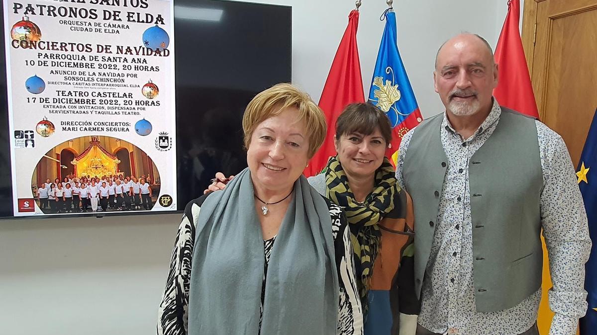 Mari Carmen Segura, Rosa Vidal y Juan Carlos Pastor presentando los Conciertos de Navidad de Elda.