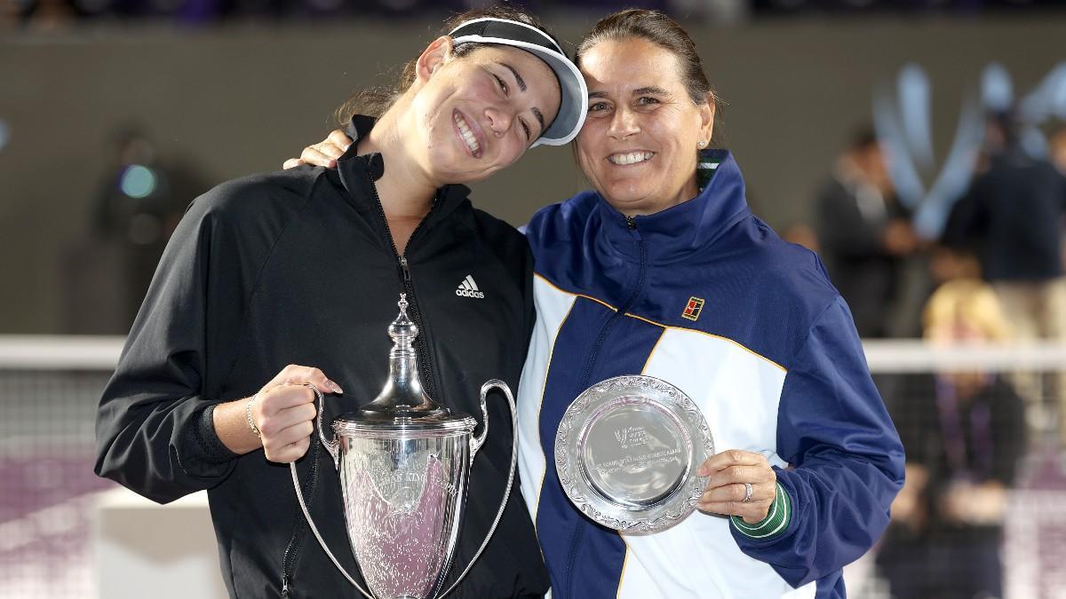 Garbiñe Muguruza y Conchita Martínez celebrando el título de WTA Finals