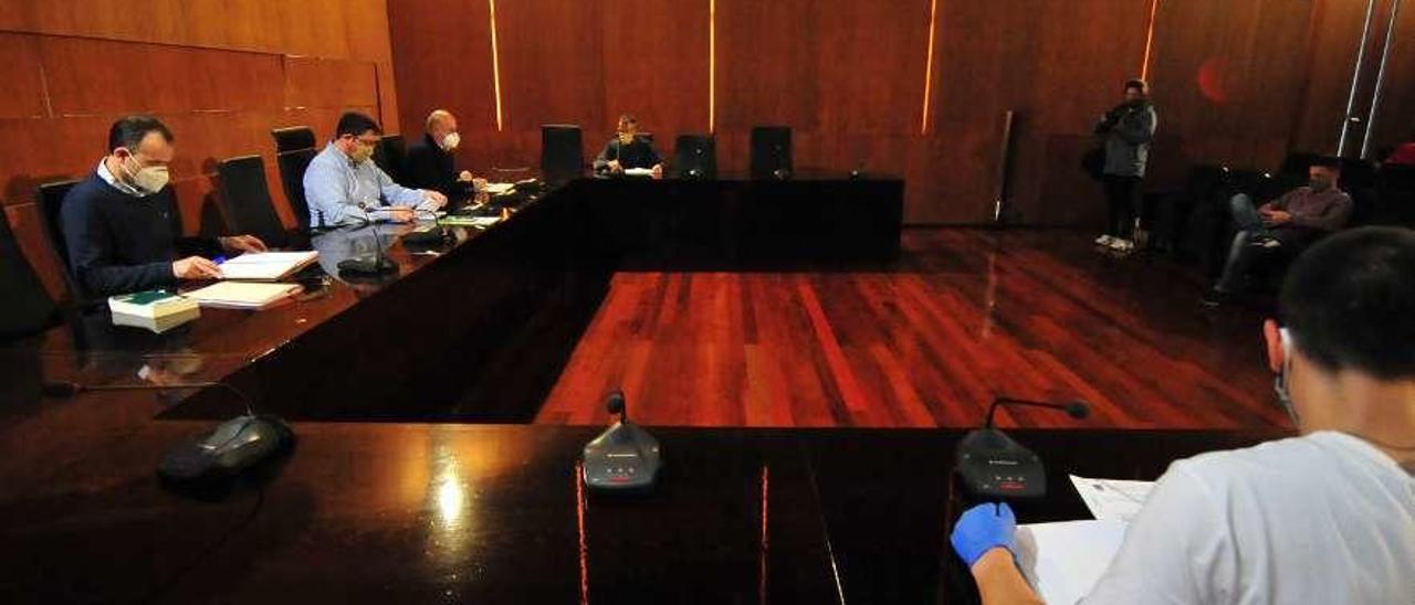 Pleno de la corporación de A Illa de Arousa, presidido por el alcalde Carlos Iglesias. // Iñaki Abella