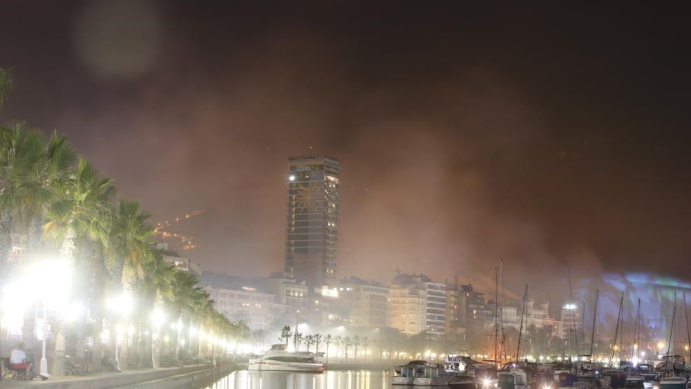 Alicante se rinde al fuego en su noche grande con la Cremà.