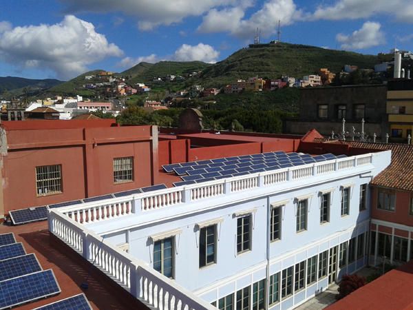 Instalación de placas fotovoltaicas llevada a cabo por RIC Renovables en Tenerife