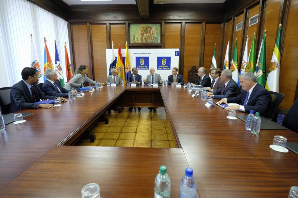 Las Palmas de Gran Canaria (Canarias). 16/07/16. El presidente  Cabildo de Gran Canaria, Antonio Morales, se reúne con el primer ministro de Cabo Verde, José Correira e Silva, al que recibirá a las puertas de la Casa Palacio. Cabildo G.C./Angel Medina G.