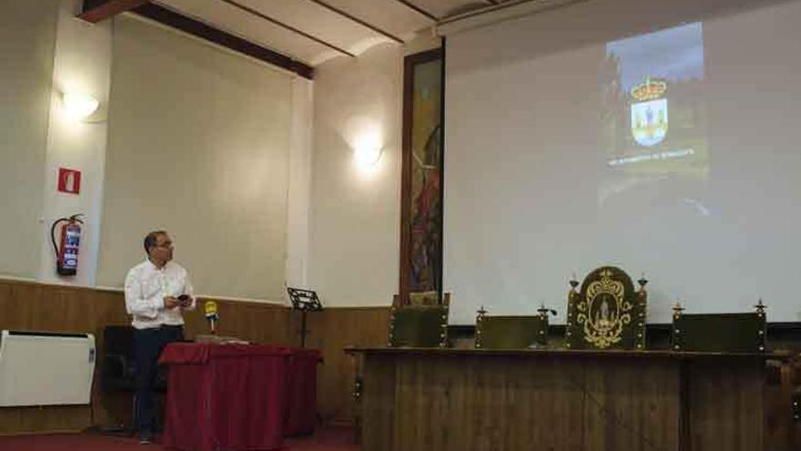 El concejal de Administración Interior, Fernando Marcos, durante la presentación de la APP.