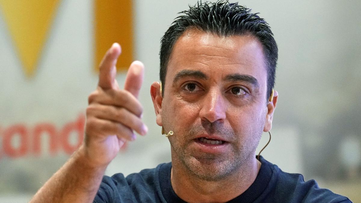 Xavi Hernández presenta su campus de verano para niños en Barcelona.