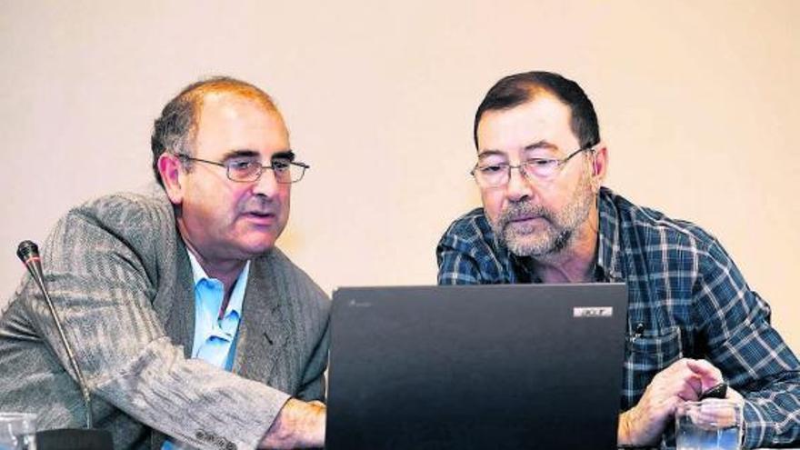 Lanzamiento de globos en la plaza de la Escandalera, de Oviedo, ayer, con motivo del «Día mundial de la diabetes». Debajo, Edelmiro Menéndez, jefe de Endocrinología del HUCA (a la izquierda), y Francisco Pérez Labajos.