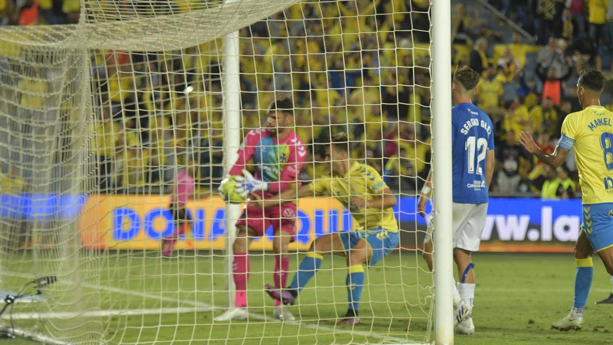 Eric Curbelo pugna por el balón con Soriano, tras firmar el 1-2 ante el Tenerife.