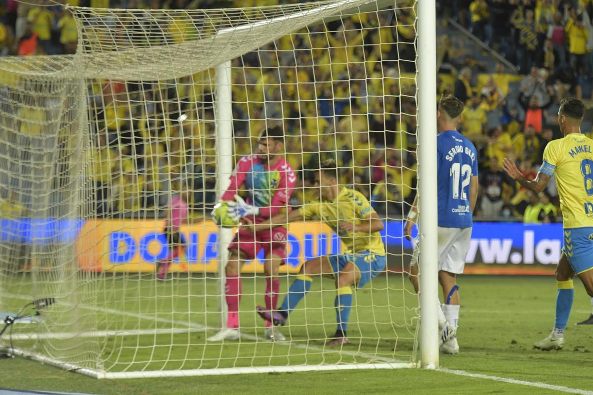 Eric Curbelo pugna por el balón con Soriano, tras firmar el 1-2 ante el Tenerife.