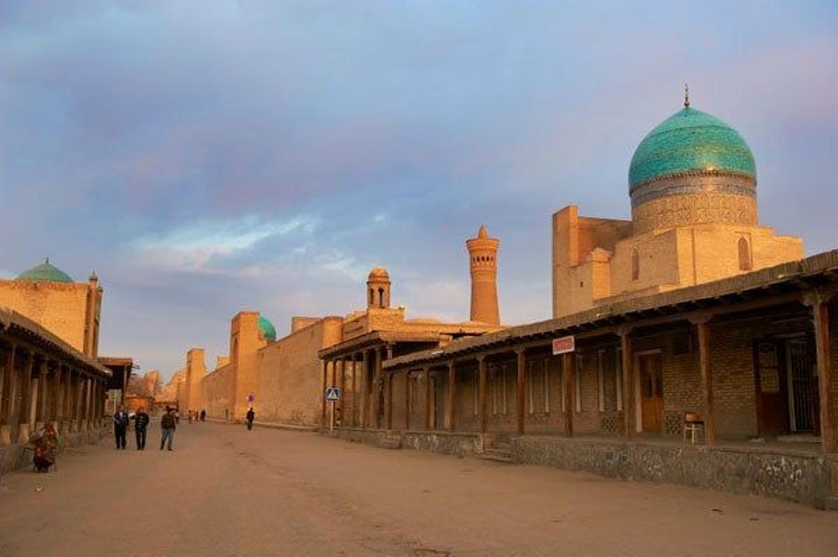 Parte trasera de la mezquita Kalon de Bukhara.