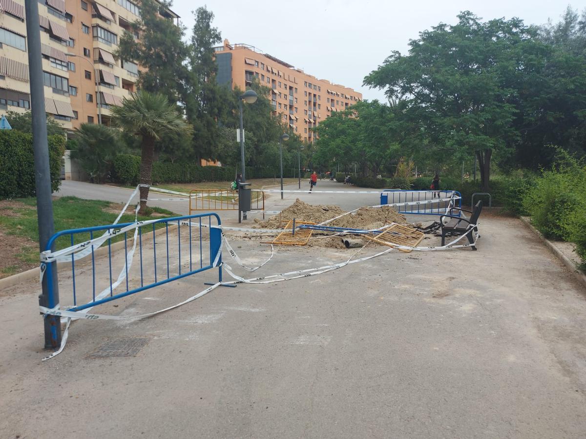 Vallas en una zona del parque del PAU 1, en una imagen de este fin de semana