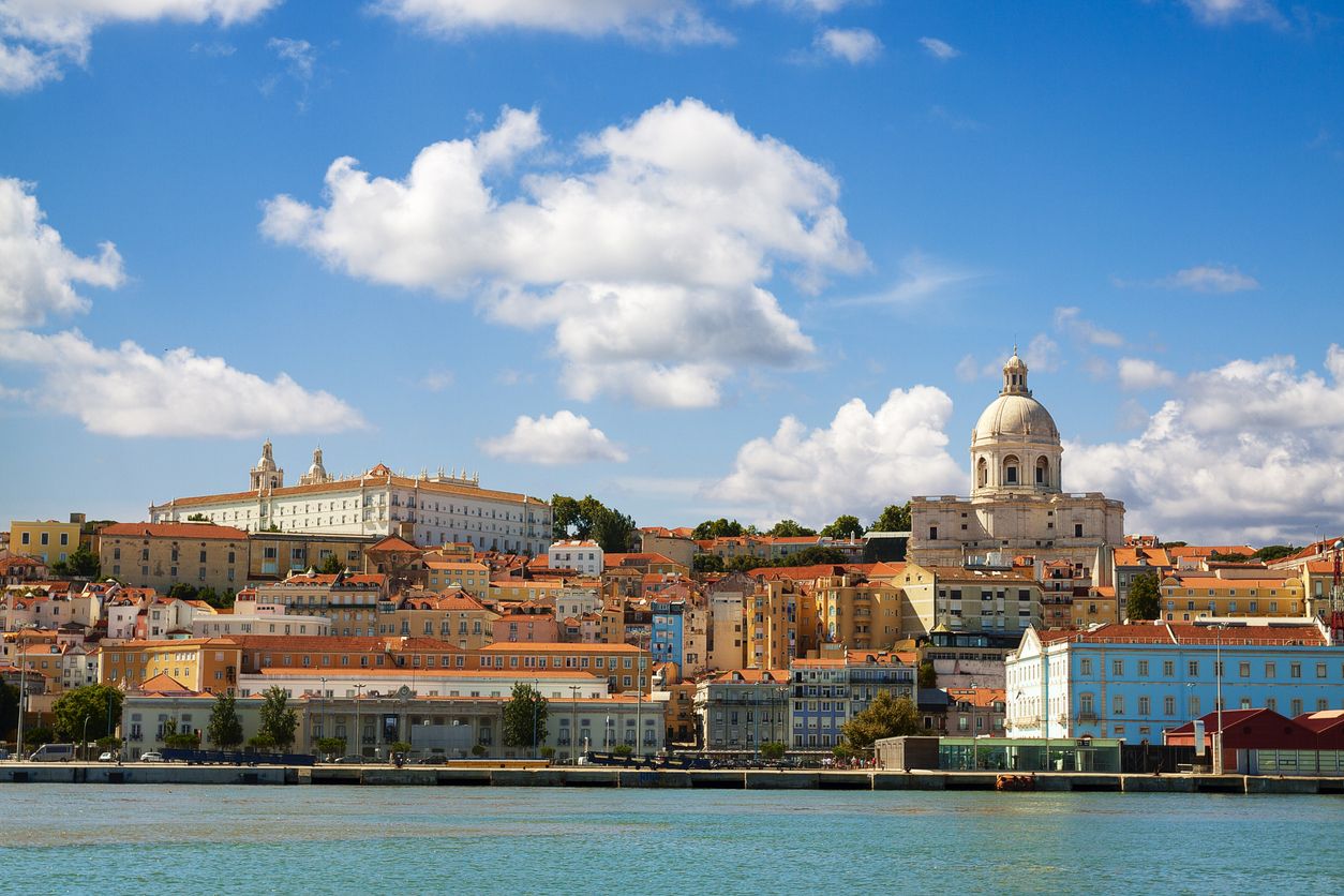 Vista de Lisboa, con el Panteón Nacional, desde las aguas del Tajo