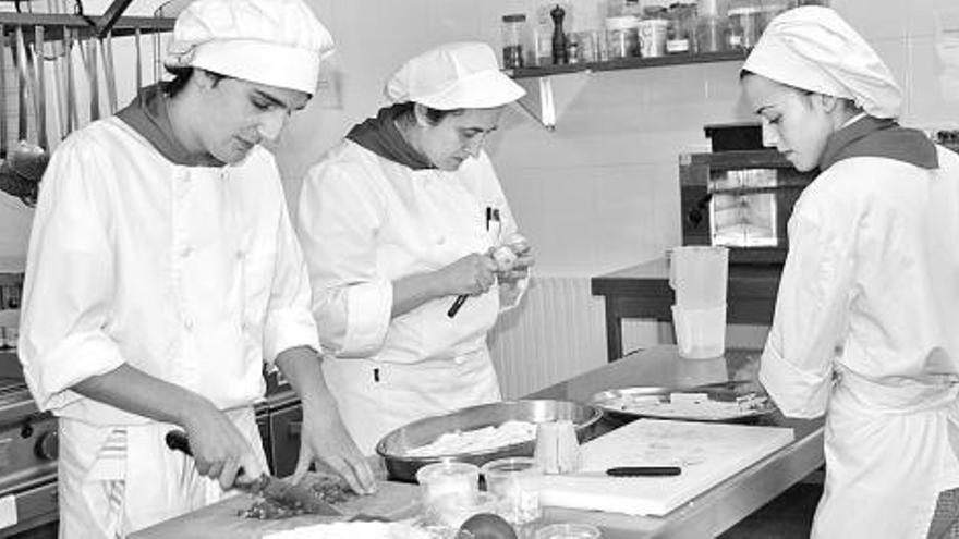 Alumnos de la Escuela de Hostelería del IES Valle de Aller, durante el pasado curso.