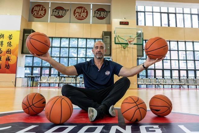 El exseleccionador nacional, Juan Antonio Orenga, durante la entrevista con Efe en la que ha advertido el potencial de China, donde ejerce como entrenador en Cantón, de cara al próximo mundial.