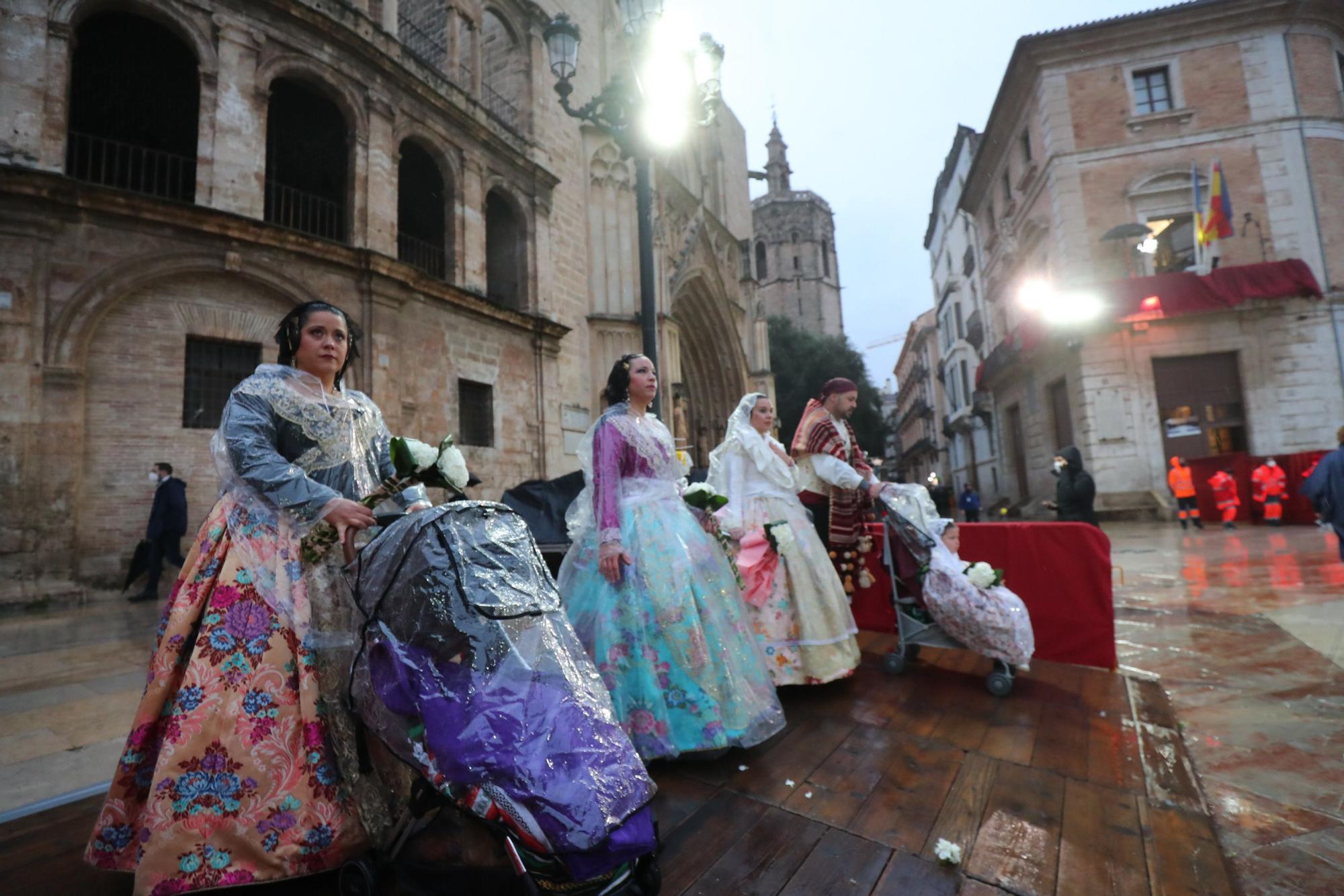 Búscate en el primer día de ofrenda por la calle de la Paz (entre las 18:00 a las 19:00 horas)