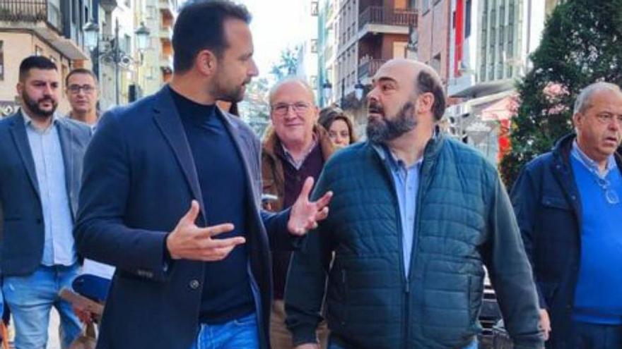 Álvaro Queipo y Agustín Iglesias Caunedo, paseando por Oviedo tras comer el Desarme.