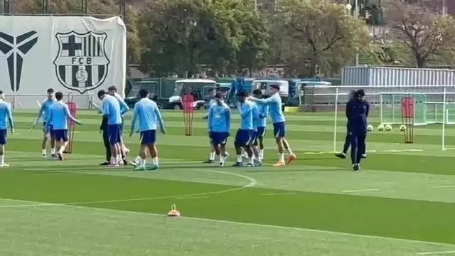 Raphinha y Flick: una charla en el entrenamiento