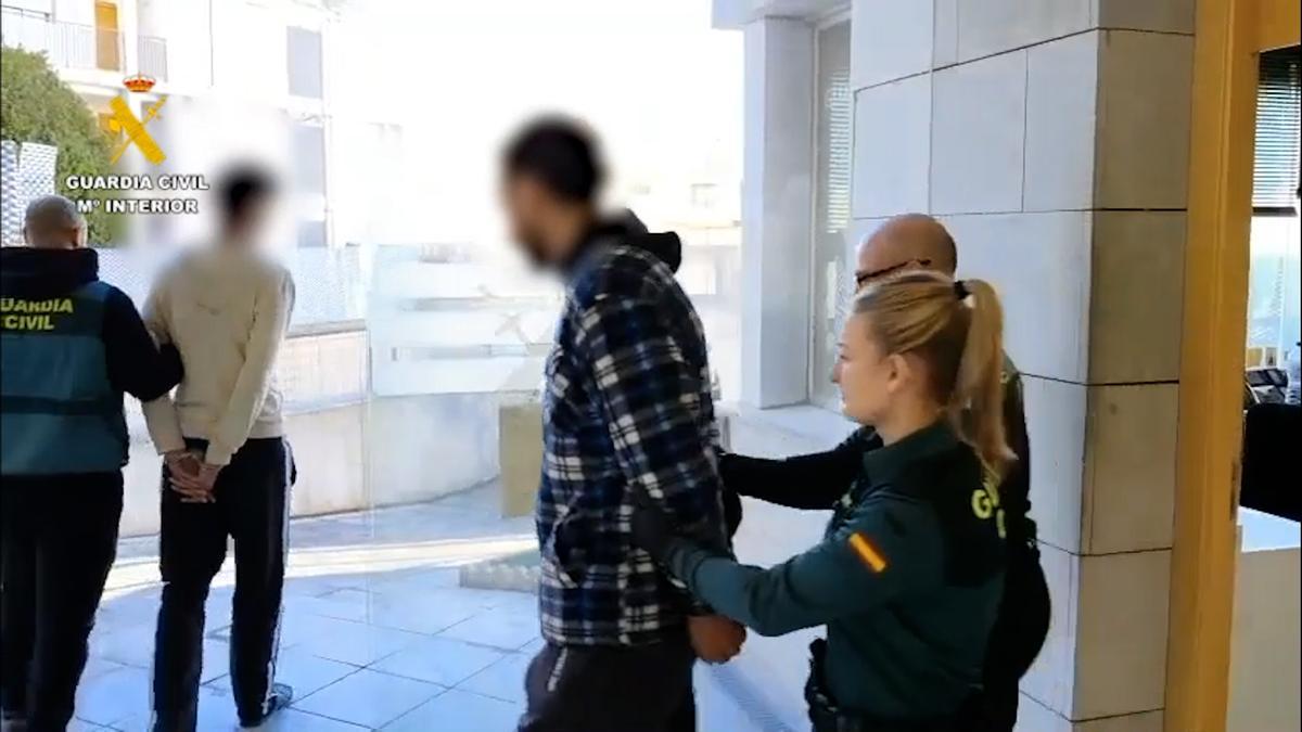 Traslado de uno de los detenidos por la Guardia Civil en Almoradí