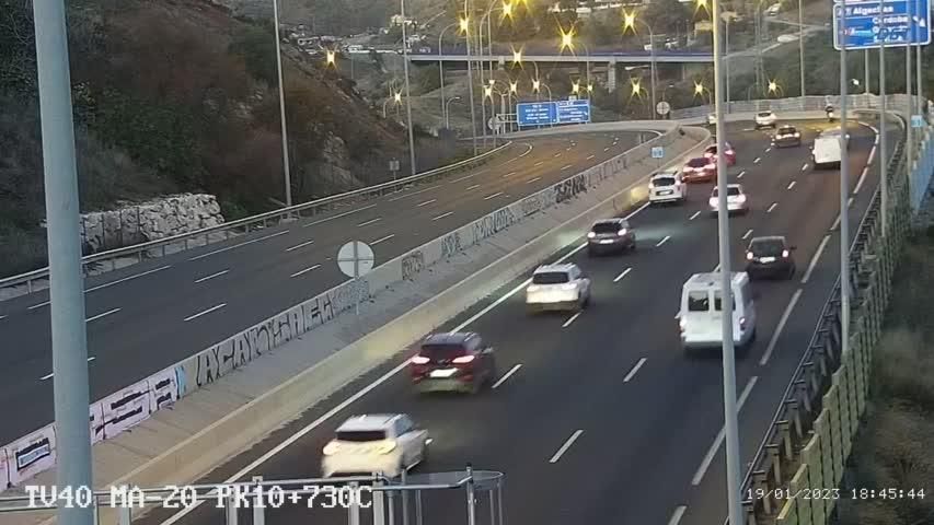 Imagen de la MA-20 cuando quedó cortada al tráfico por el accidente