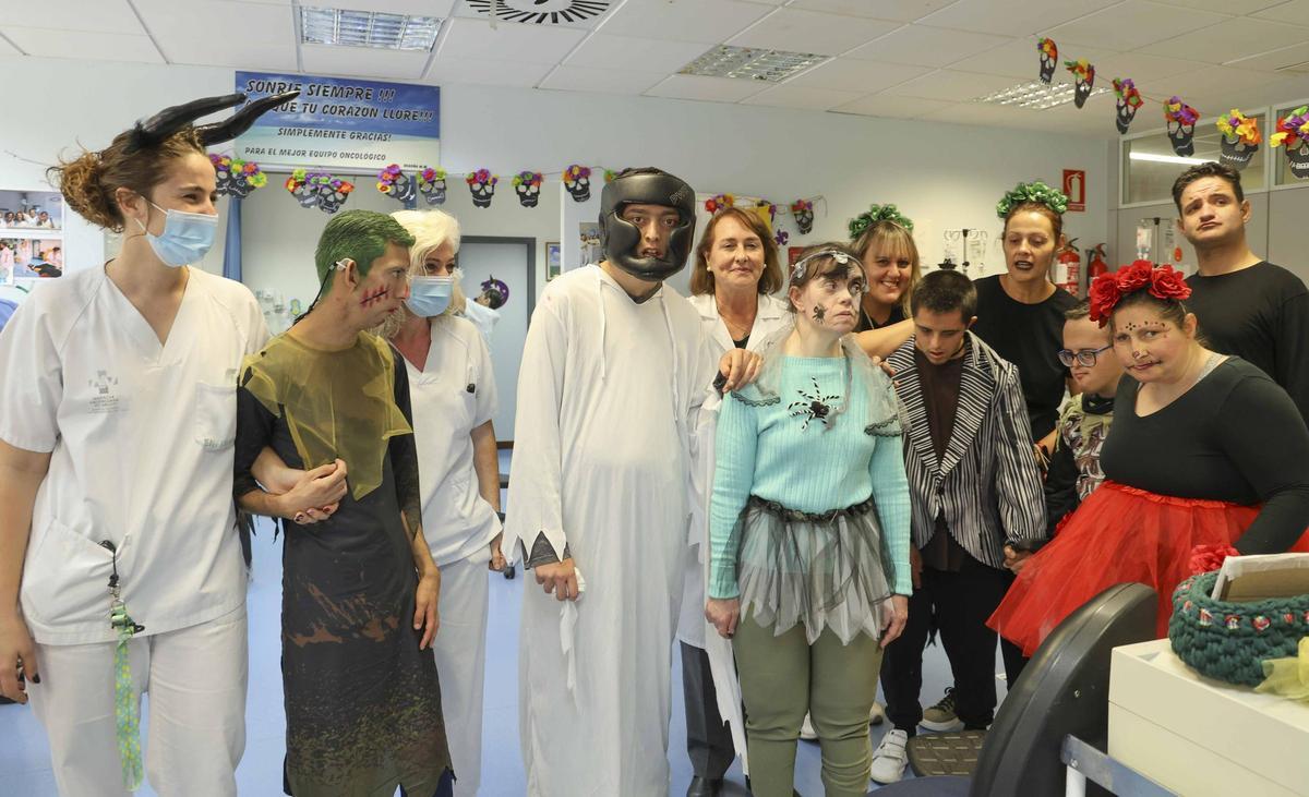 El Hospital de Sant Joan humaniza la atención al paciente oncológico con disfraces del personal de Enfermería y decoración de Halloween realizada por el Centro San Rafael El Hospital de Sant Joan humaniza la atención al paciente oncológico con disfraces del personal de Enfermería y decoración de Halloween realizada por el Centro San Rafael