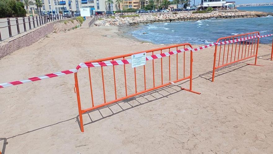 Torrevieja cierra Cala Piteras por contaminación de aguas residuales