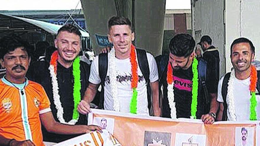 Fito Miranda, Roberto Eslava, Nauzet García y Sandro Rodríguez, con aficionados del Chennai City.