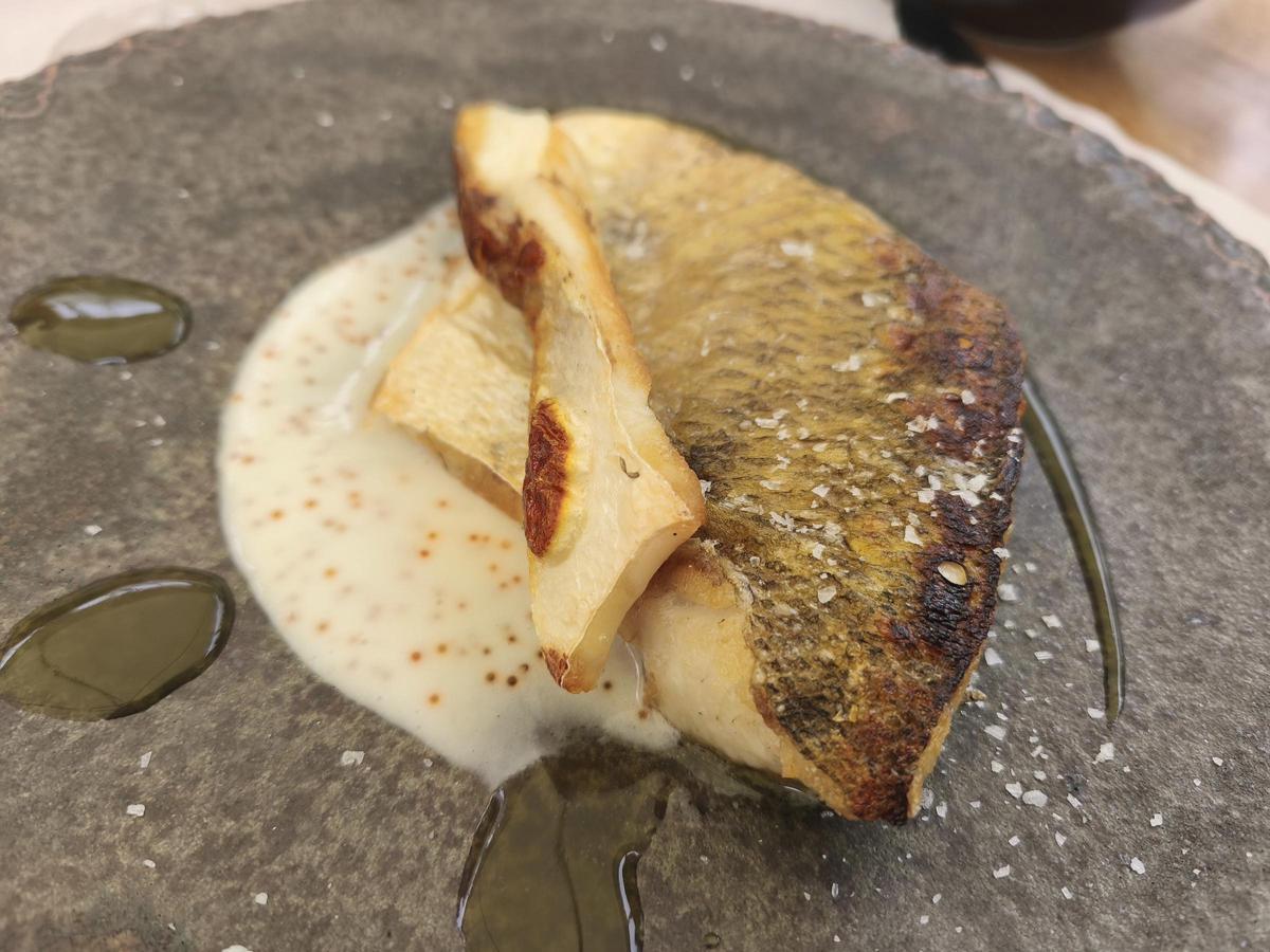 Lubina al kamado.