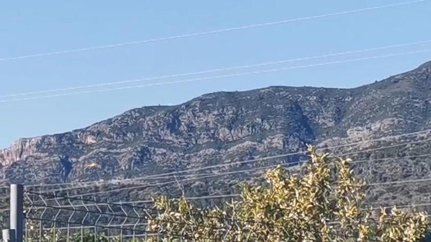 Medios aéreos atacan el incendio declarada esta tarde en les Valletes de Gallo