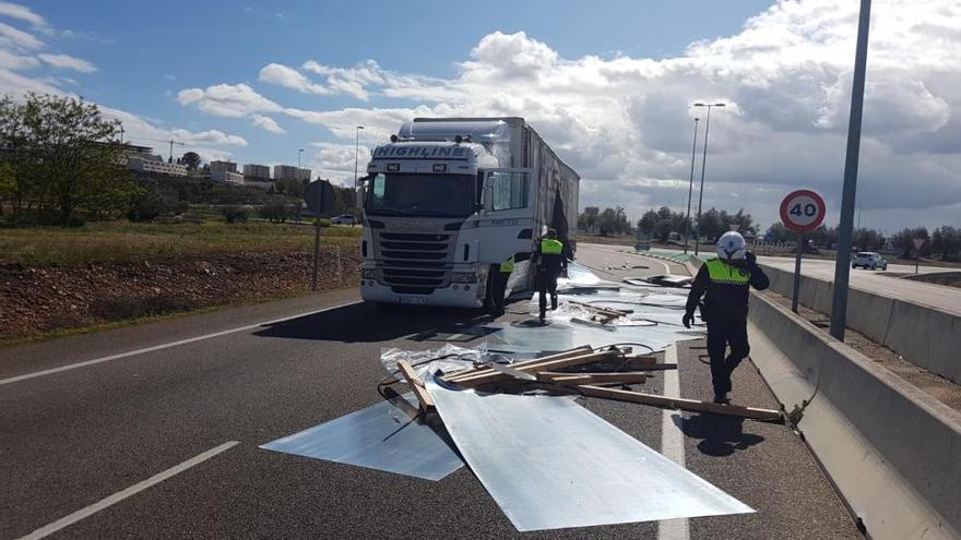 Un camión pierde planchas metálicas en la BA-020