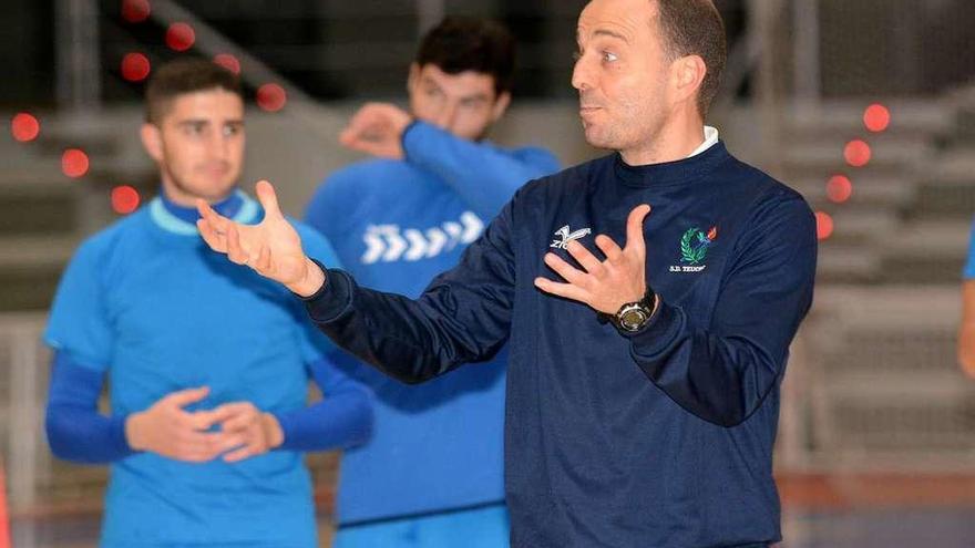 Quique Domínguez durante un entrenamiento en el Pabellón Municipal. // R. Vázquez