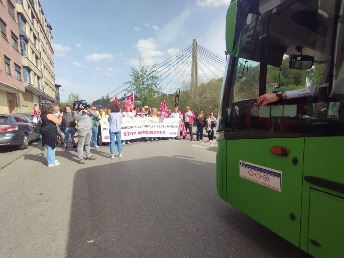 Un autobús parado, frente a los manifestantes.