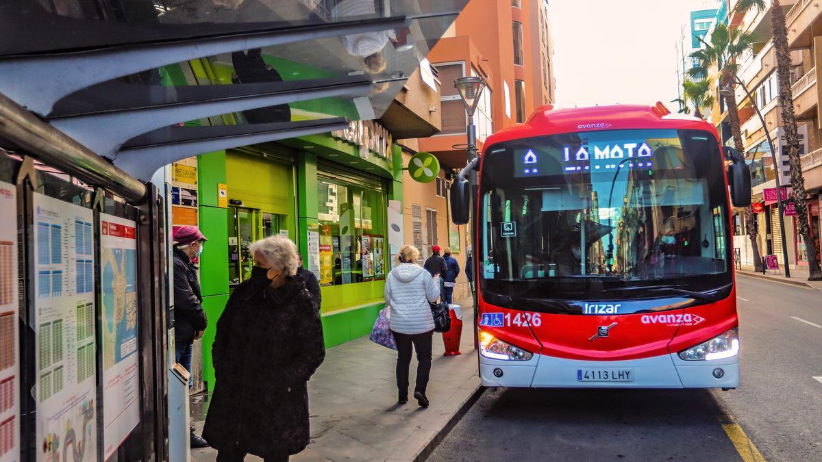 Principal parada de la calle Ramón Gallud, en el centro del casco urbano