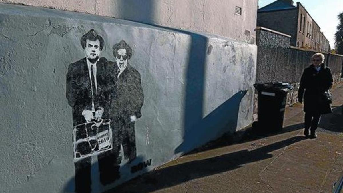Brian Lenihan, ministro de Finanzas, y Brian Cowen, caricaturizados en una pintada en una pared de Dublín.