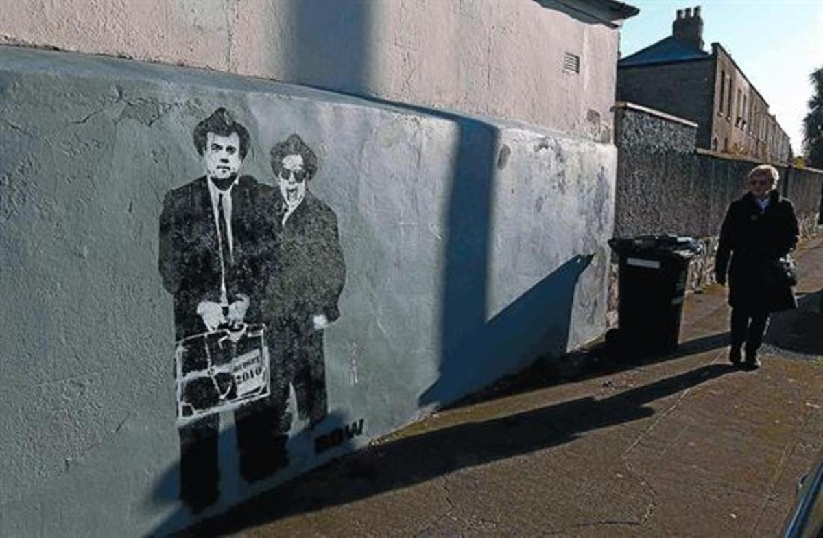Brian Lenihan, ministre de Finances, i Brian Cowen, caricaturitzats en una pintada d’una paret de Dublín.