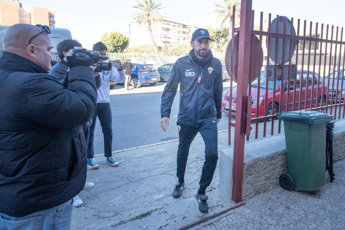 Machín entrando en el entrenamiento del Elche de este jueves