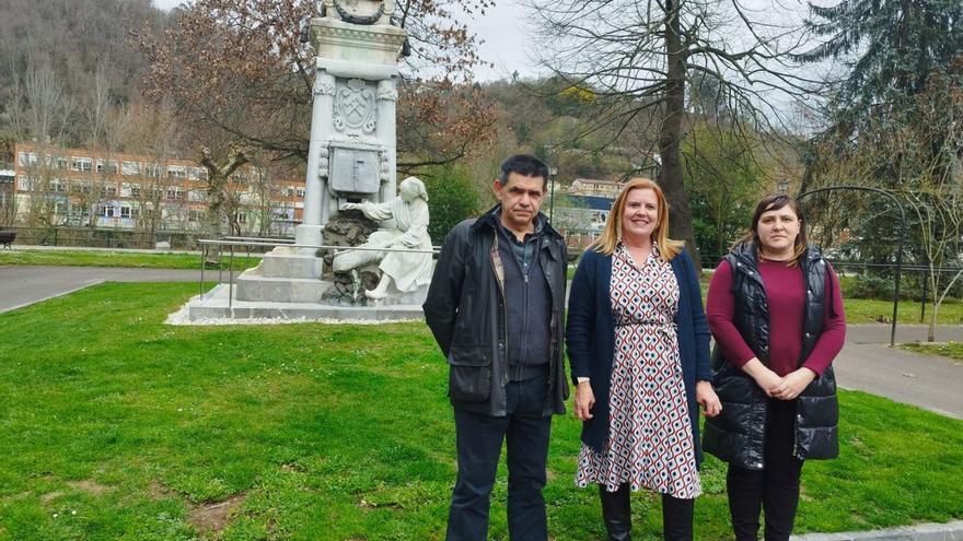 ¿Quién paga los 3.000 euros de la restauración de la escultura que unos niños rompieron en Langreo?