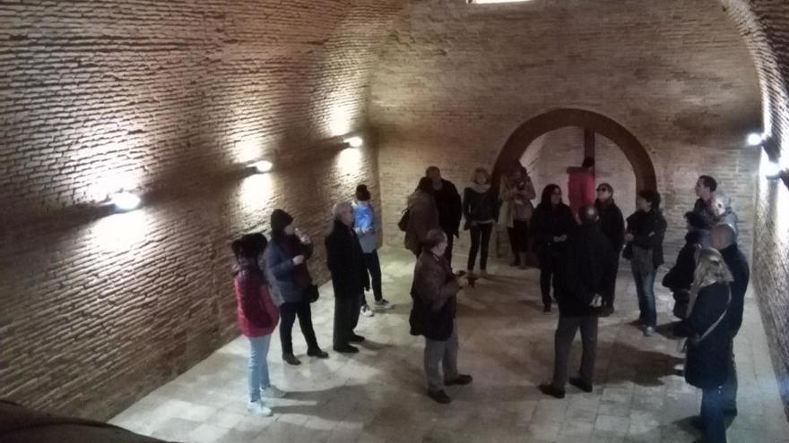 Un grupo de visitantes en una de las bodegas subterráneas tradicionales que se conservan en Toro. | María Jesús Cachazo